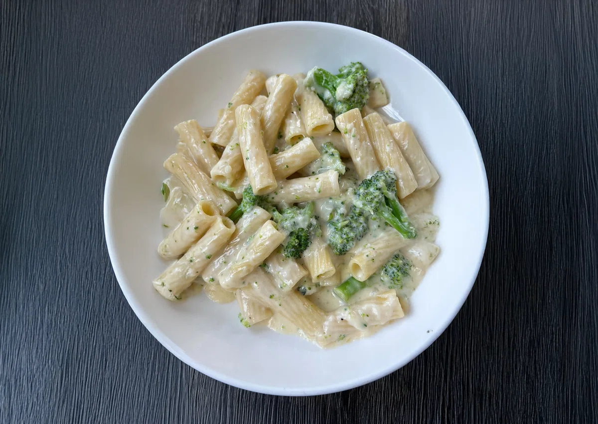 Garlic Cream Rigatoni with Broccoli