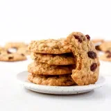 Chewy & Spicy Oatmeal Raisin Cookies