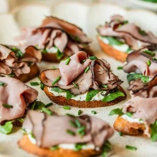 5-Ingredient Boursin & Roast Beef Crostini