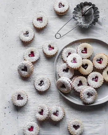 Shortbread Linzer Cookies With Raspberry Jam