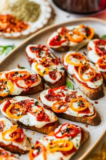 Super Easy Pepperoni Pizza Crostini