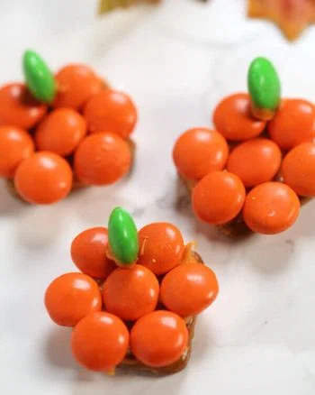 M&M Pumpkin Pretzels