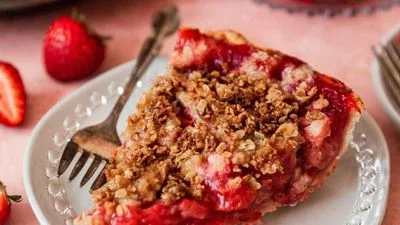 Brown Butter Strawberry Crumble Pie